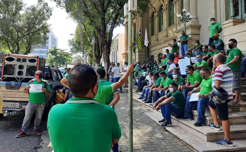 Motoristas e cobradores fazem manifestação na frente da Prefeitura de Teresina